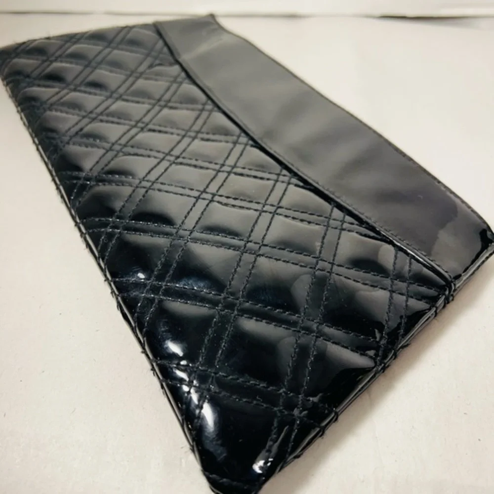 Murval snap closure clutch